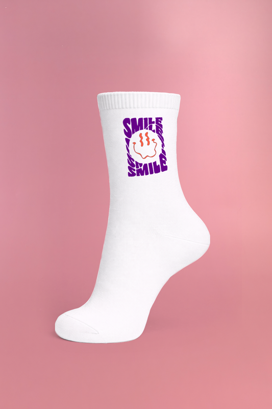 Witte sok met paarse tekst 'Smile' en oranje smiley op roze achtergrond, cadeau-idee
