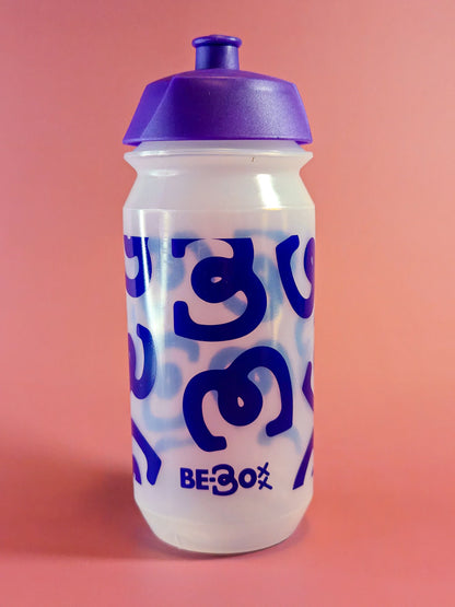 Transparante plastic sportbidon met paarse dop en blauwe grafische print, tegen roze achtergrond.