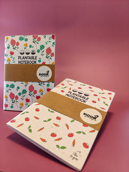 Twee plantbare notitieboekjes met bloemen- en groentepatronen op roze ondergrond