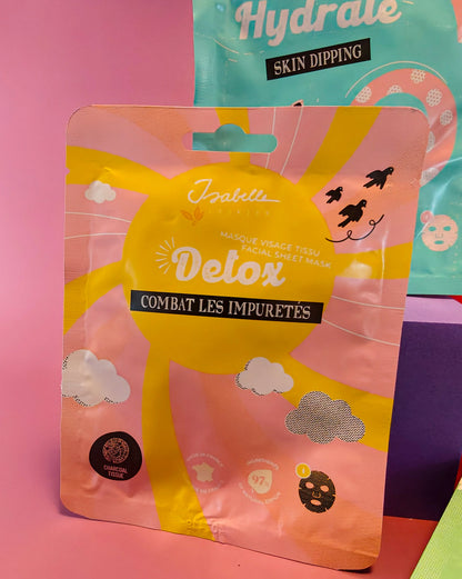 Detox gezichtsmasker verpakking met vrolijke kleuren, zon en wolken, op roze achtergrond