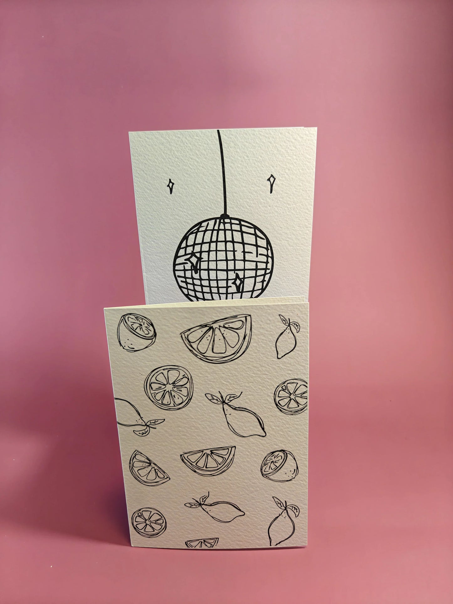 Wenskaart met illustraties van citroenen en discobal, op roze achtergrond, cadeau-inspiratie
