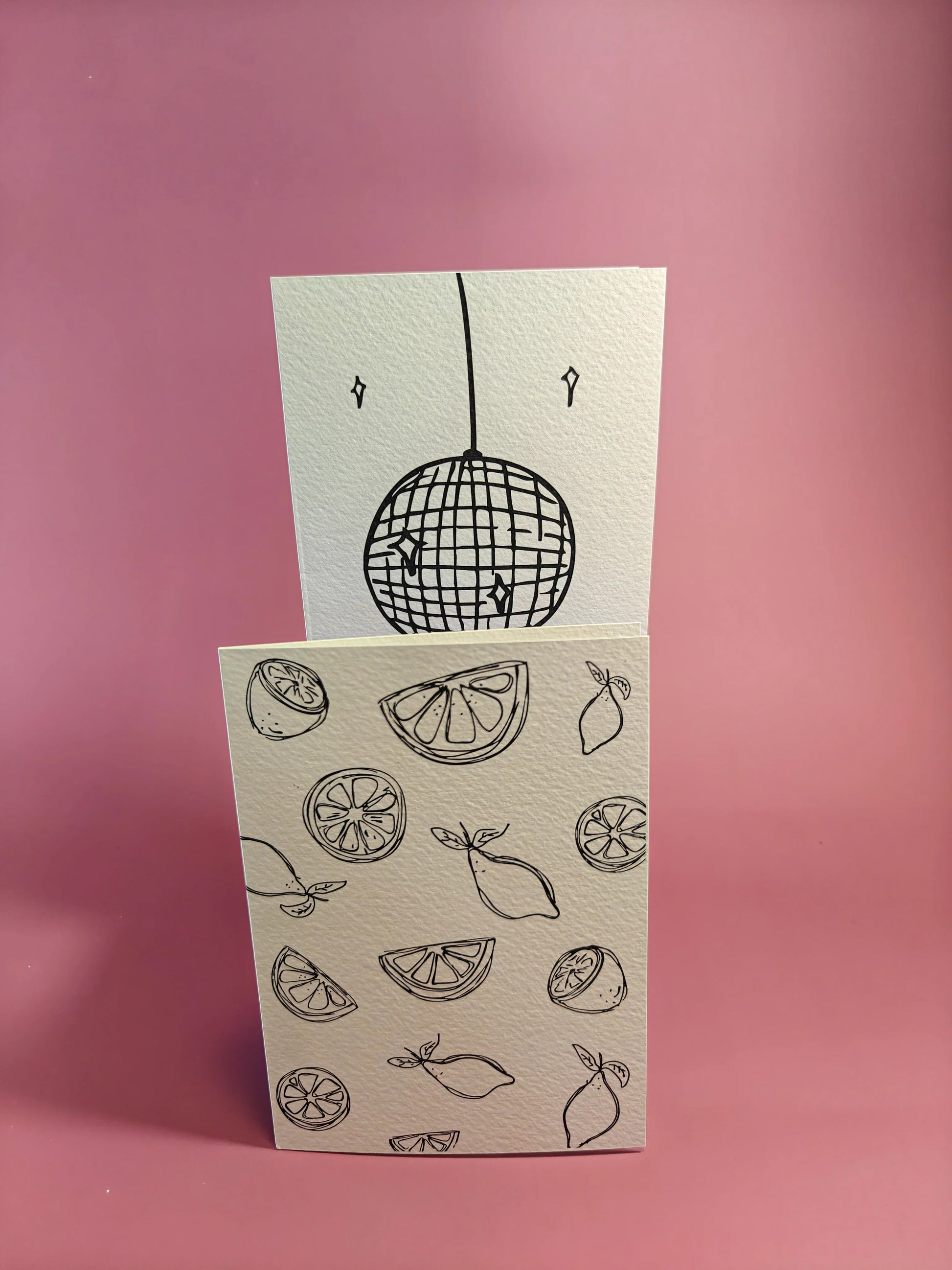 Wenskaart met illustraties van citroenen en discobal, op roze achtergrond, cadeau-inspiratie