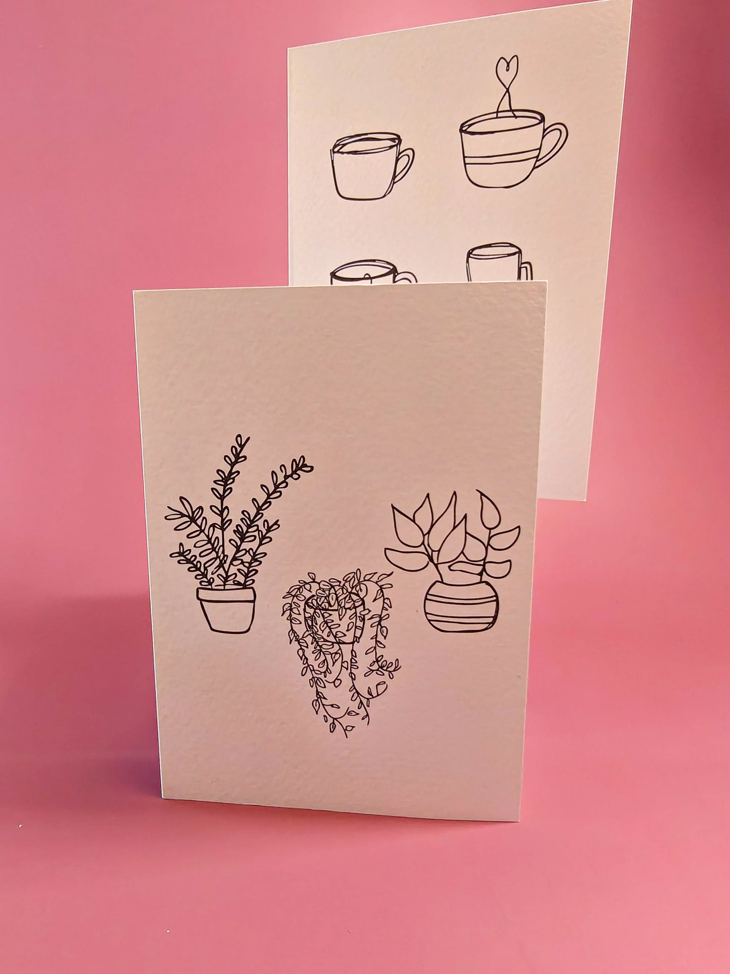 Minimalistische wenskaarten met planten en koffiekop illustraties op roze achtergrond