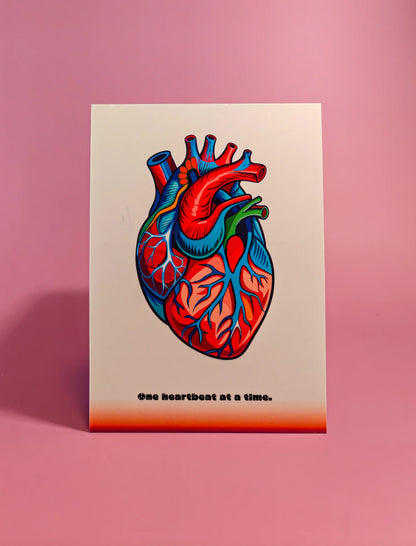 Kaart met kleurrijke anatomisch hart illustratie op roze achtergrond, tekst één hartslag tegelijk