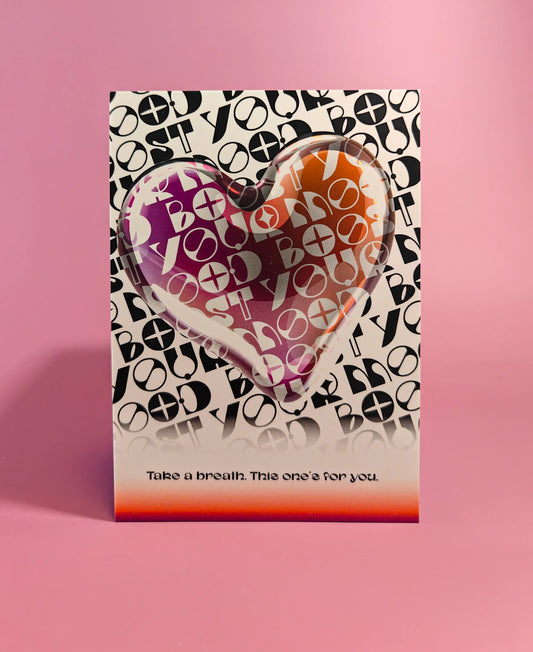 Cadeaukaart met hartvormig venster en kleurrijk ontwerp, op roze achtergrond, geschenkidee