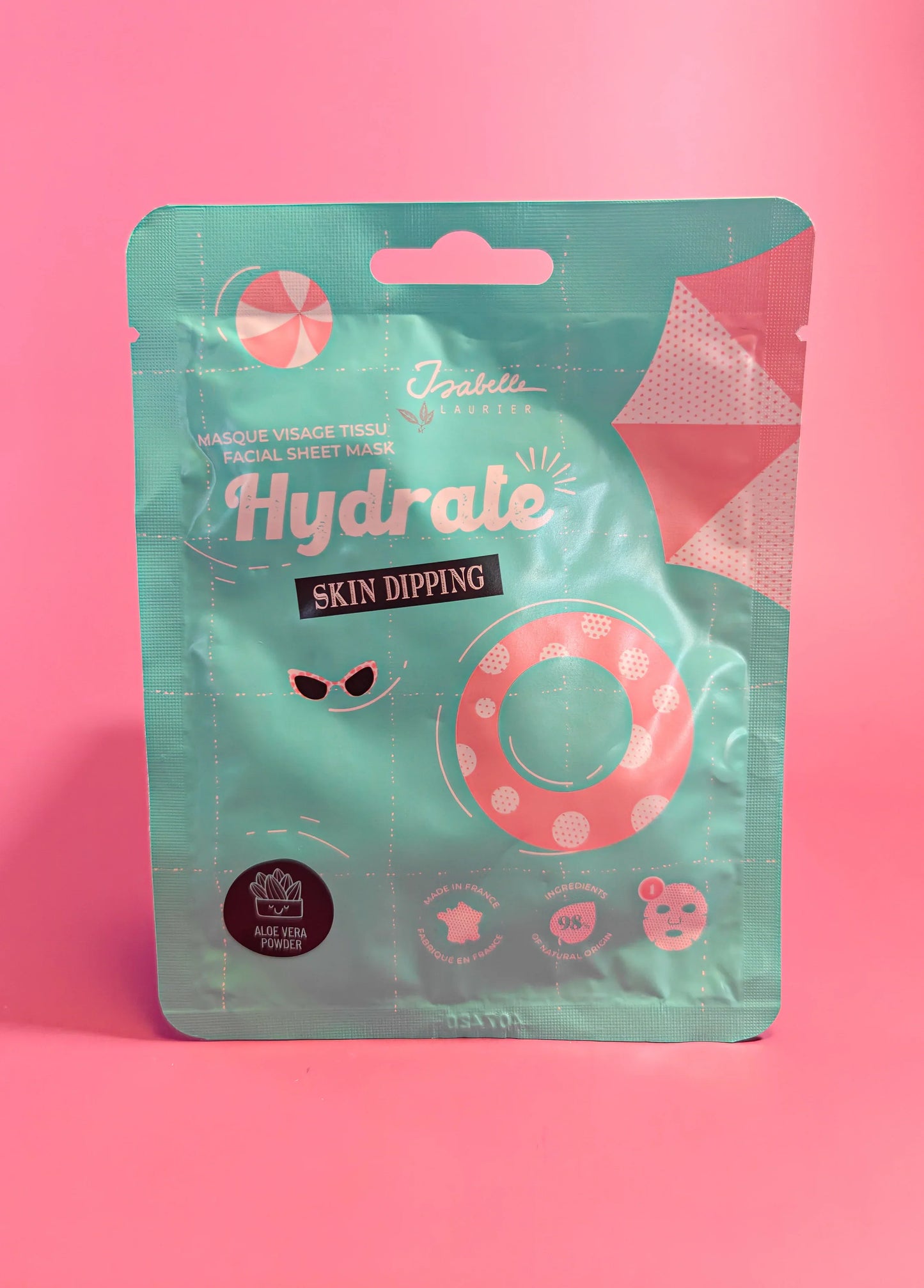 Hydrate sheet masker in turquoise en roze verpakking tegen roze achtergrond, skincare product.