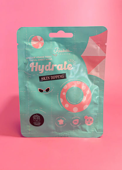 Hydrate sheet masker in turquoise en roze verpakking tegen roze achtergrond, skincare product.