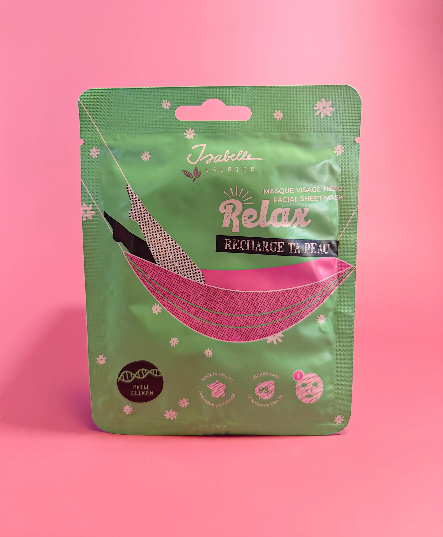 Groene facial sheet mask verpakking met illustratie van een hangmat, roze achtergrond.