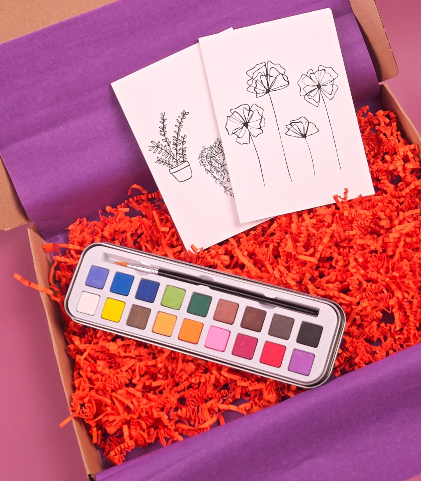 Cadeaubox met aquarelverfset, penseel en kaarten met bloemen- en plantentekening