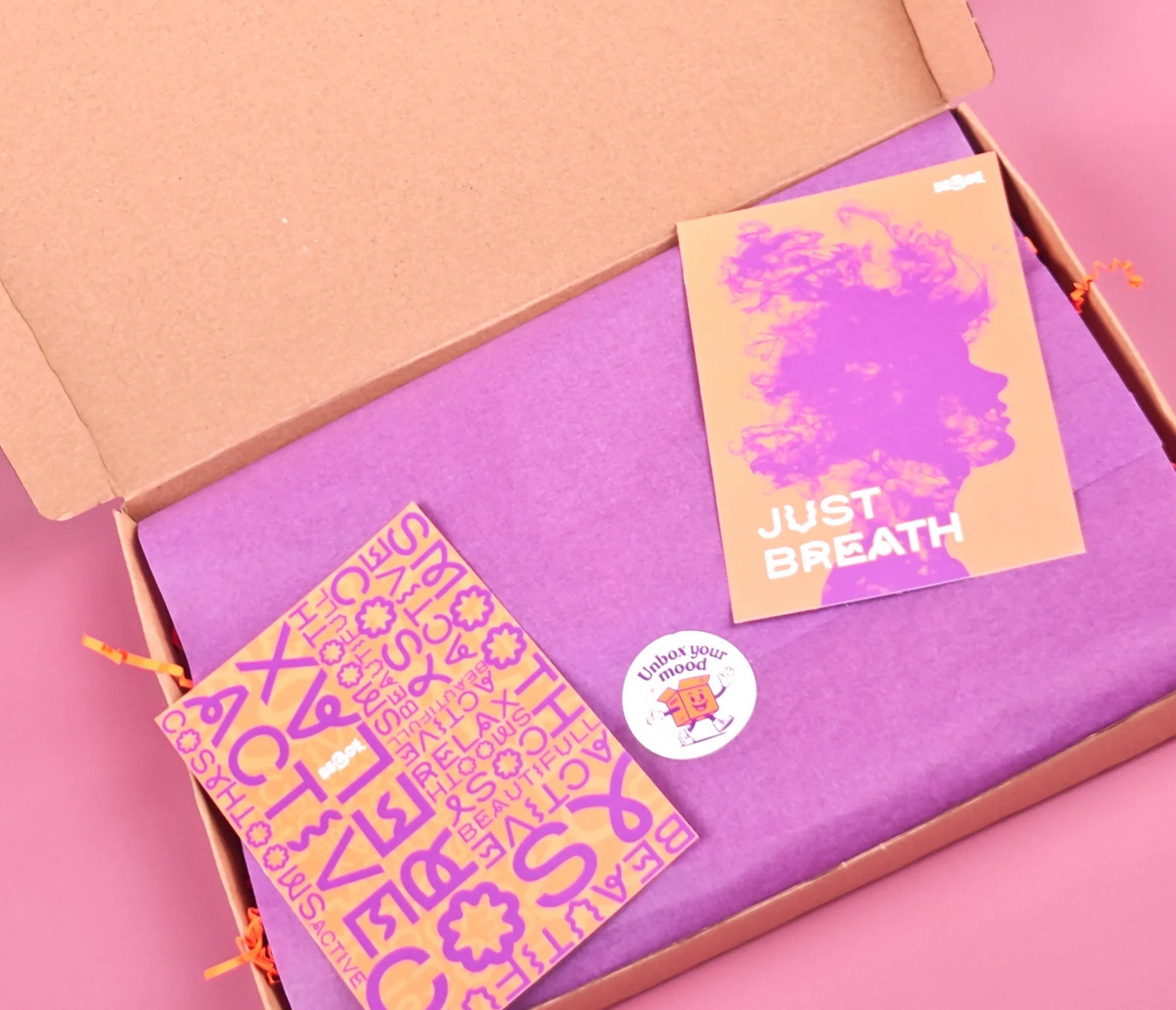 Open cadeaubox met paarse verpakking, motiverende kaart en sticker, themabox cadeau