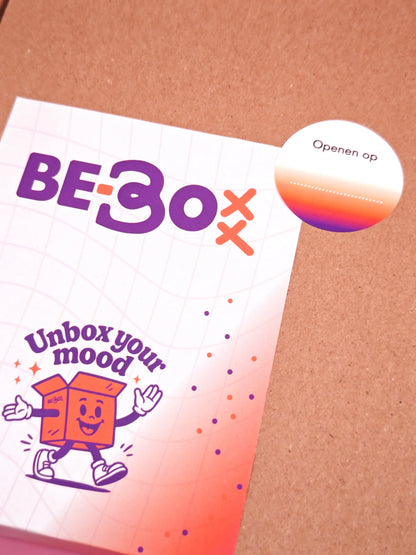 Cadeaubox met kleurrijk etiket, tekst 'Unbox your mood' en vrolijke doosillustratie