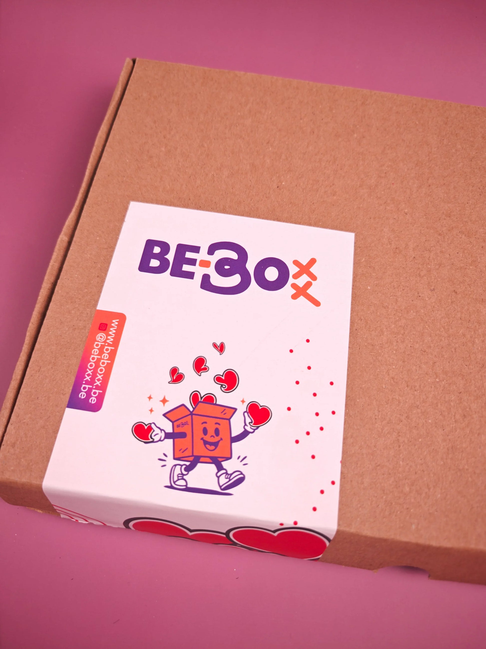 Cadeaubox met vrolijk doosje en hartjes op roze achtergrond, perfect als geschenkbox.
