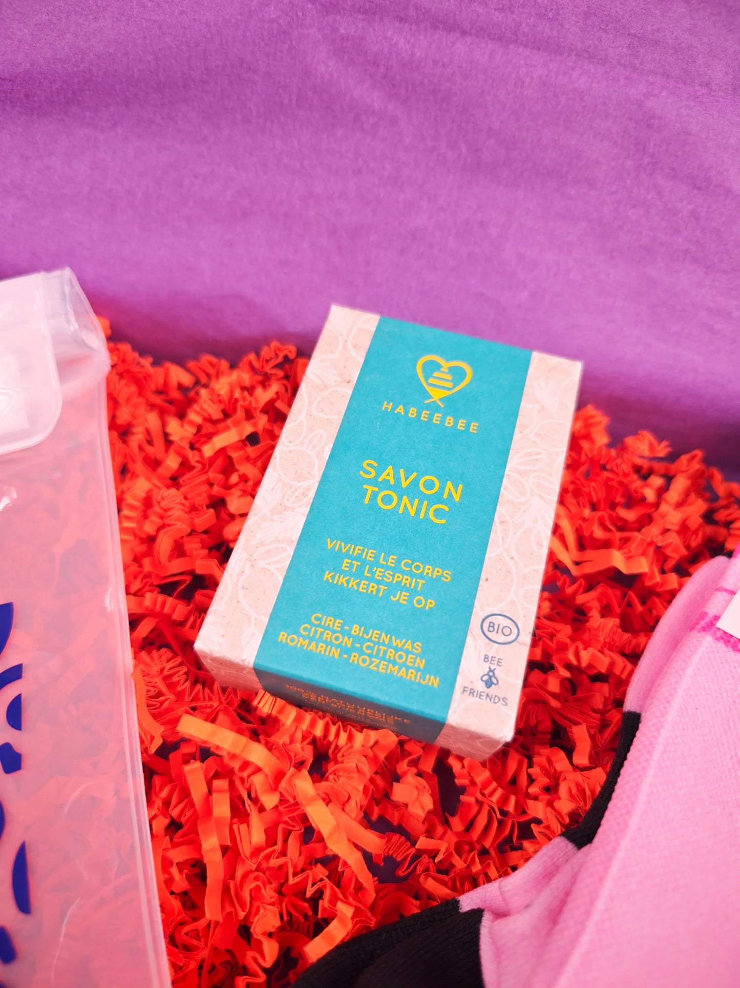 Cadeaubox met Habeebee Savon Tonic zeep, roze sok en oranje opvulmateriaal
