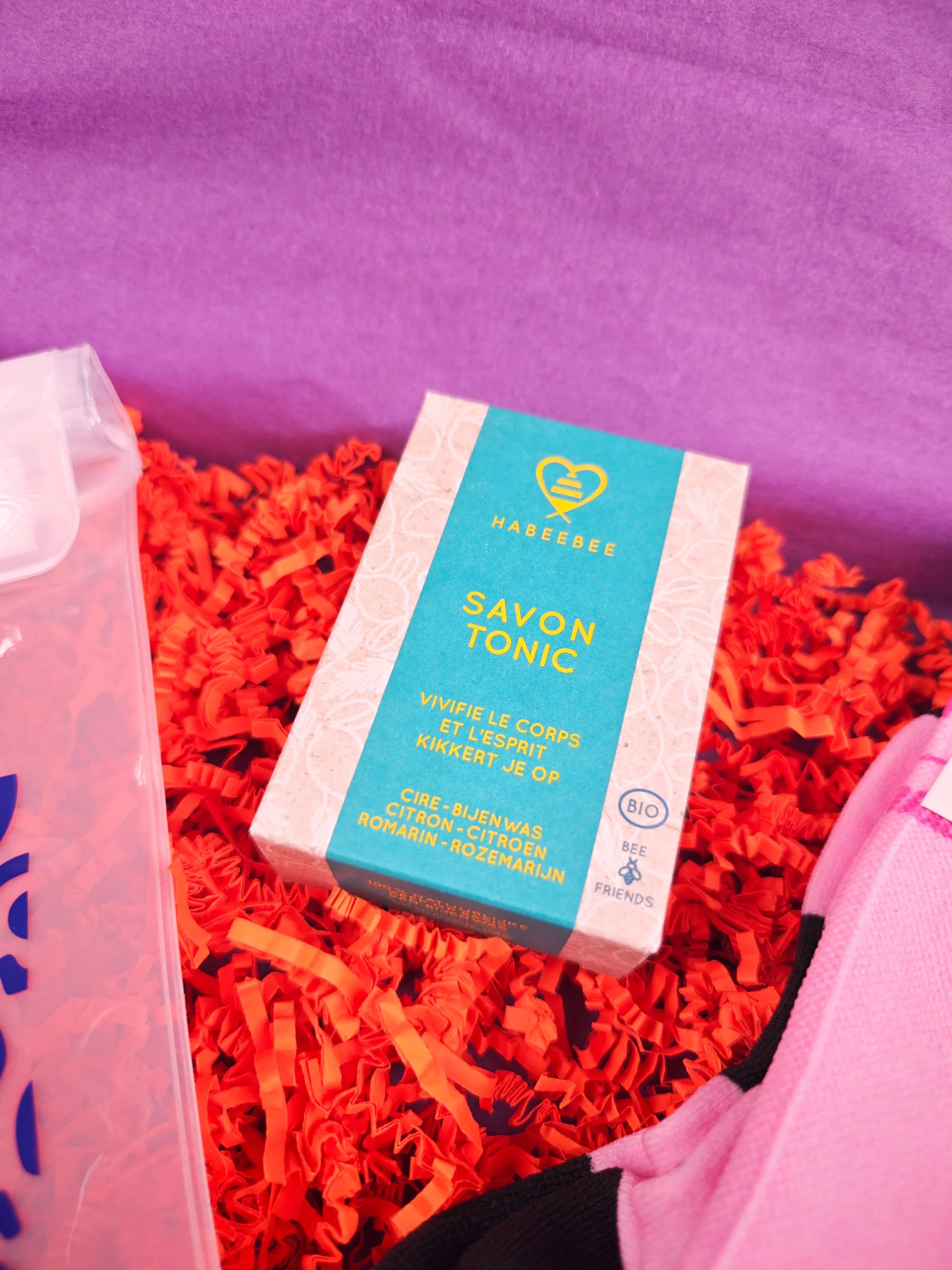 Cadeaubox met Habeebee Savon Tonic zeep, roze sok en oranje opvulmateriaal