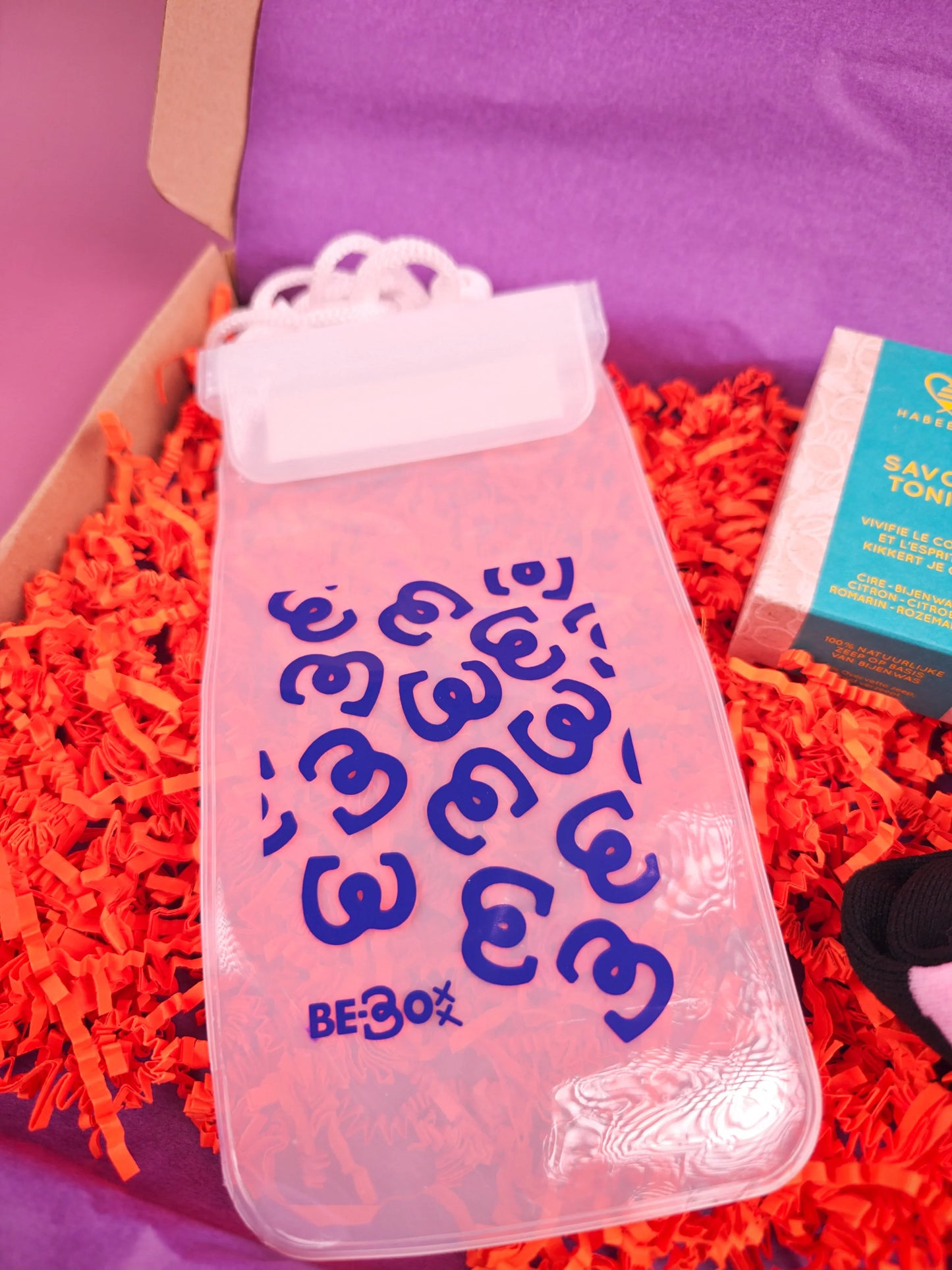 Cadeaubox met transparant zakje, kleurrijke opvulling en zeep, perfect als geschenk.