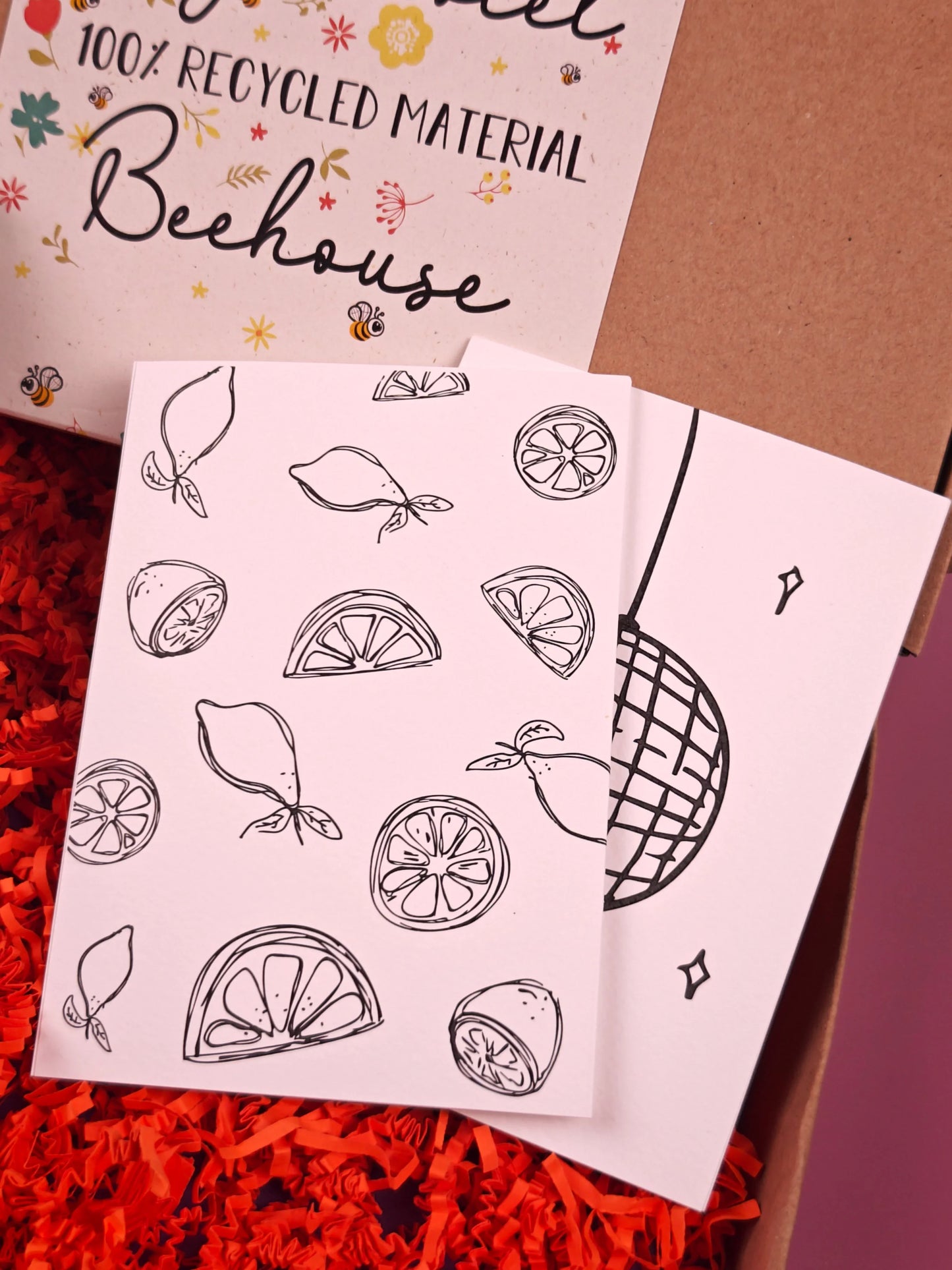 Cadeaubox met handgetekende citroen-kaarten, gerecycled materiaal en rood vulmateriaal