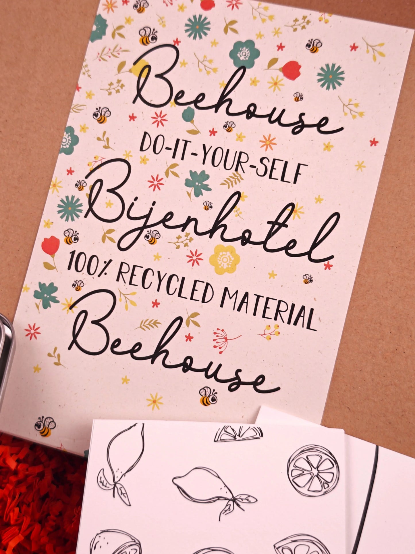 Do-it-yourself bijenhotel kaart in bloemmotief, 100% gerecycled materiaal, eco cadeau
