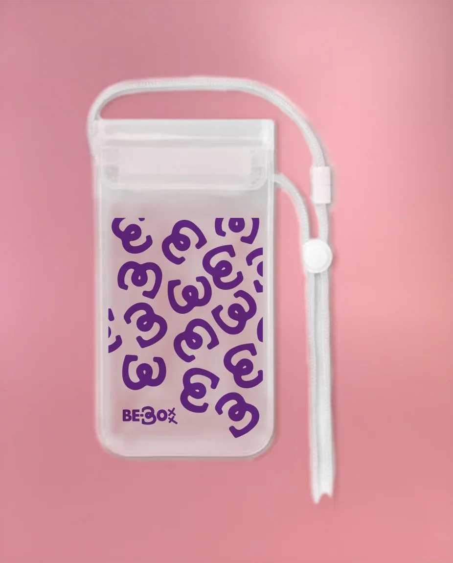 Transparant waterdicht pouch met paarse opdruk en witte draagkoord op roze achtergrond